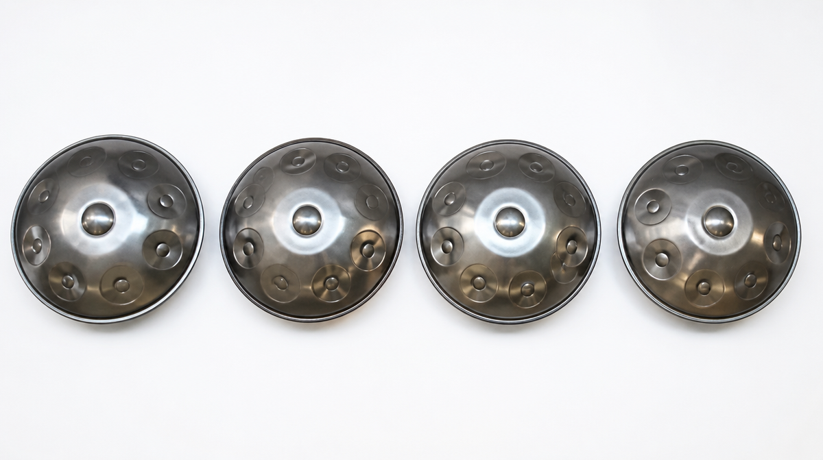 Quatre handpans alignÃ©s montrant diffÃ©rentes dispositions de notes Image