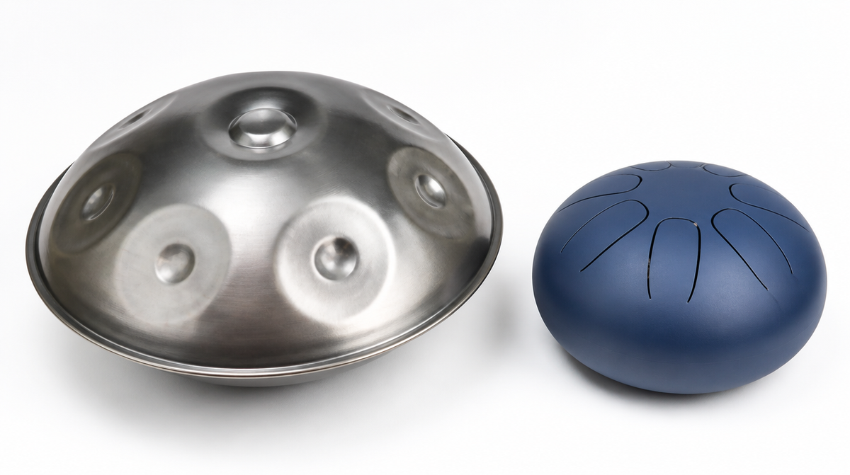 Un handpan et un tongue drum cÃ´te Ã  cÃ´te, champs tonaux martelÃ©s contre langues dÃ©coupÃ©es Image
