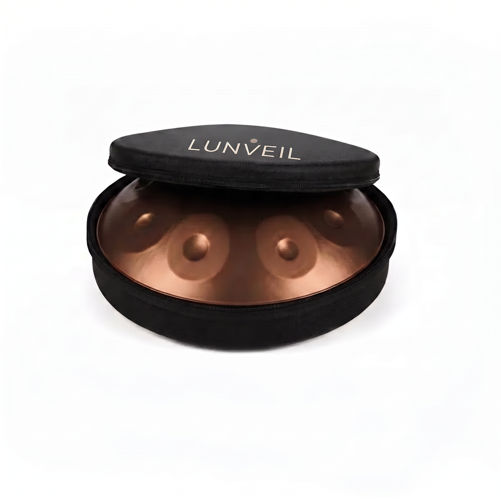 Handpan MYRÄN dans sa housse de transport rembourrée Lunveil